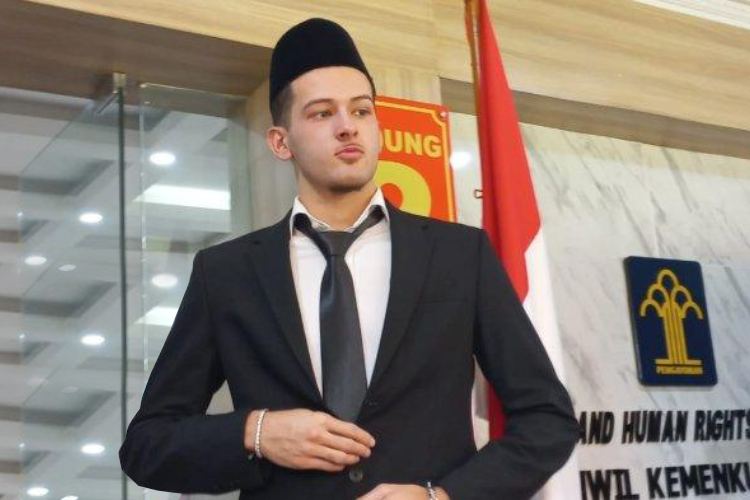 Justin Hubner </br> Pengawas Sekolah